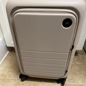 Carry-on Pro with laptop holder Rolling Suitcase